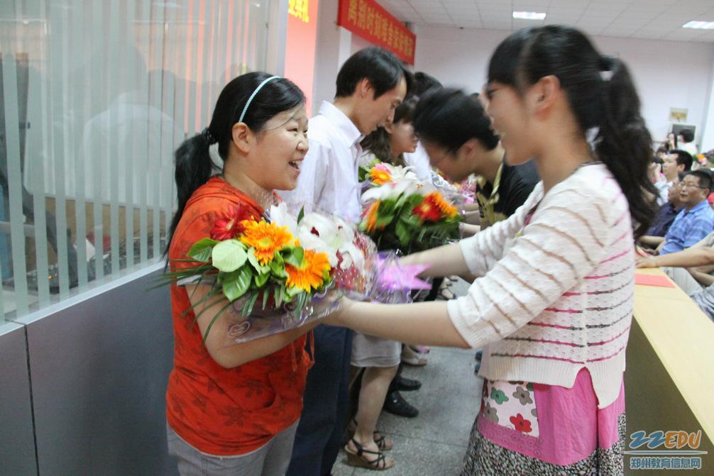 写老师关爱同学的作文,是说学生吐了,老师很关