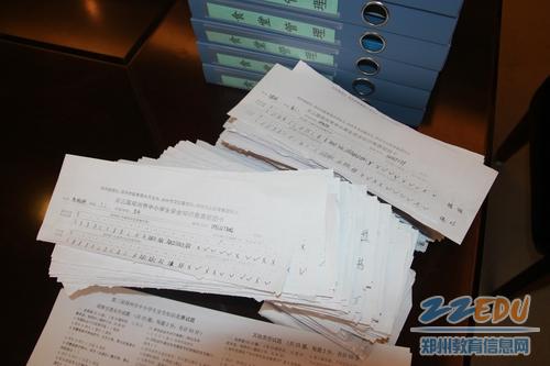 大学考试最后收试卷时被发现了小抄。最后交交