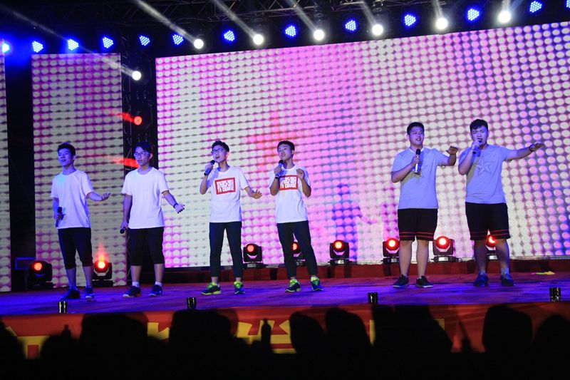 哪些适合晚会的励志歌曲,小合唱的.男生唱得?