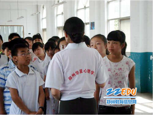 新建小学邀请心理辅导老师为灾区孩子进行心理