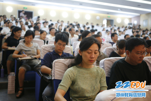 我市高中教师参加新课改培训,为秋季开课夯实