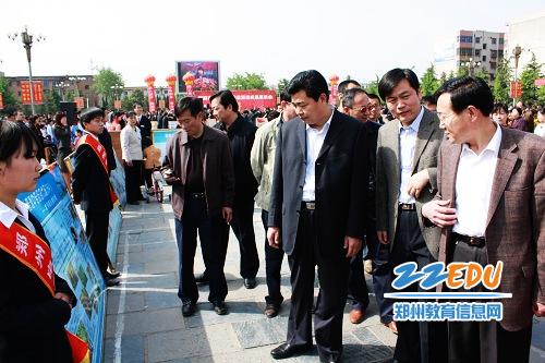 [荥阳] 举行师德师风建设活动成果展示会