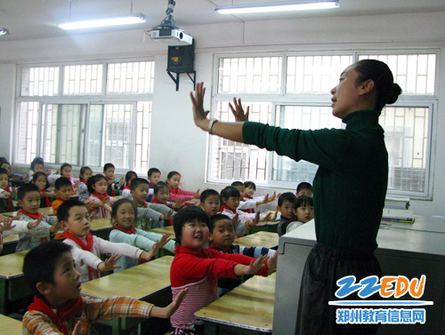 自创室内操确保学生课间锻炼