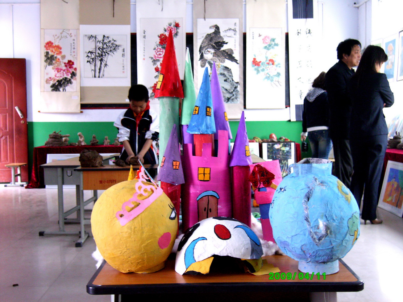4月11日上午,郑州市经济技术开发区教育艺术节暨艺术展示活动,在经开区营岗小学隆重举行。郑州市教育局郭跃华局长、体卫艺处荆改强处长,和教育局教学研究室美术学科教研员田金良同志参加了开幕式并参观了各项艺术展示活动。本次活动全面展示了经开区在中小学生艺术方面的教育成果。活动主要由学生现场作画、书法、手工制作、泥塑、画展、艺术表演等形式组成,来自全区各中小学的近百名学生艺术精英参加了艺术展示活动。现场艺术气氛浓郁,选手们都聚精会神的投入到自己的艺术创作中。创作完成,互相交流感受心得,展示作品。本次活动取得圆满成