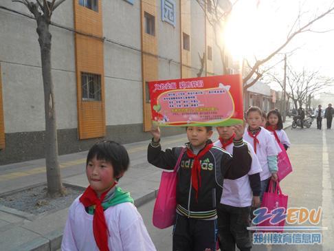 [高新] 立才实验学校少先队组织义务卖报实践活