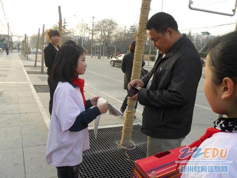 [高新] 立才实验学校少先队组织义务卖报实践活