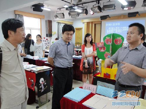 河南省基础教研室综合室主任岳宇巅到现场指导综合实践课程