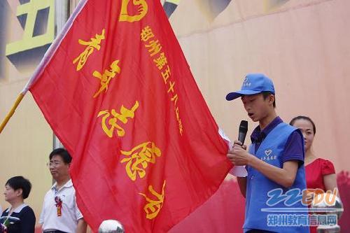 正文    6月21日,郑州市第五十八中学"彩虹"爱心慈善基金和青年志愿者