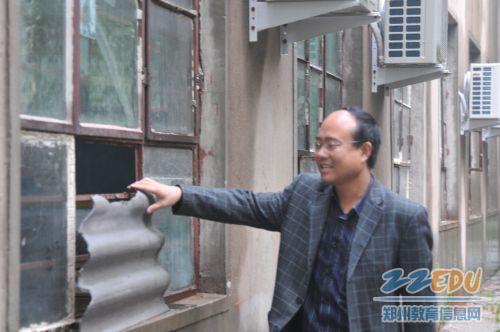 [新郑] 市教体局工会主席查看校园安全情况 _ 新