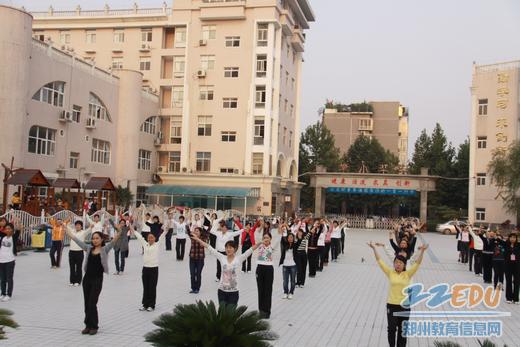 9月22日下午,二七区兴华小学在学校广场上举行女教师健身操启动仪式
