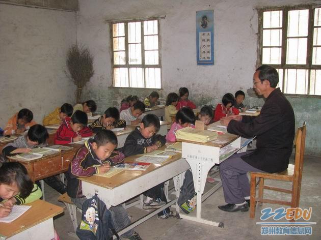 [中原] 爱心捐助投影教学设备 助力偏远农村小学建设