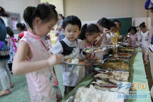 [管城] 回族幼儿园开展大班毕业生自助餐活动