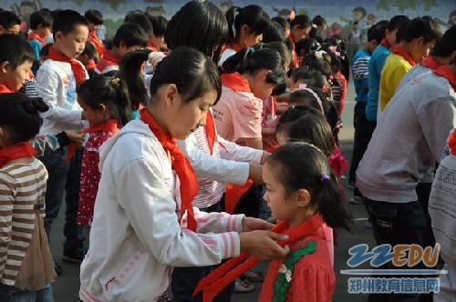 [金水] 丰产路小学举行红领巾 我的梦入队仪式