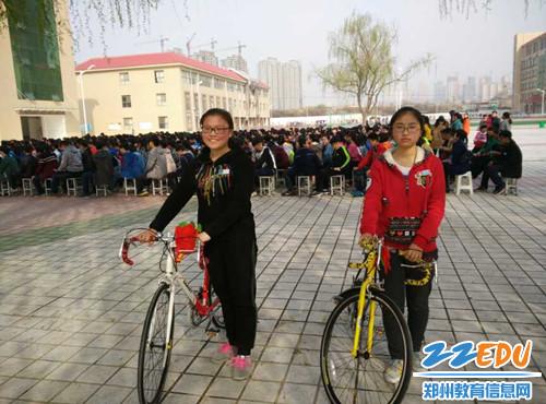 普宁市直四初v初中初中和孝心少年获赠自行车标兵的巩义图片