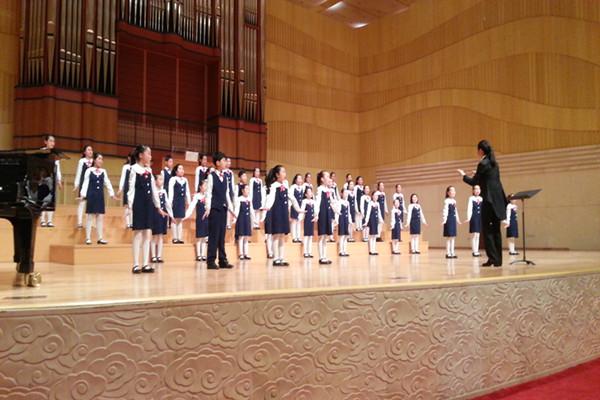 郑东新区龙子湖小学合唱团与德国合唱团在省艺术中心同台演出