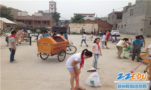 赵村小学举办社会公益活动--上街打扫卫生