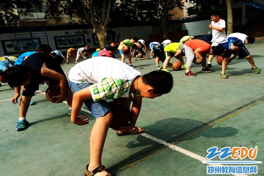 二七区幸福路小学暑期篮球集训 汗水灌溉梦想