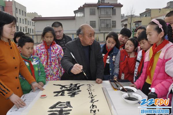 登封市书画名家进校园活动走进崇高路小学