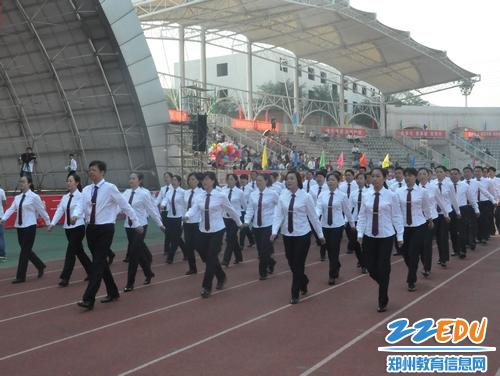 荥阳市委副书记张东辉主持运动会开幕式