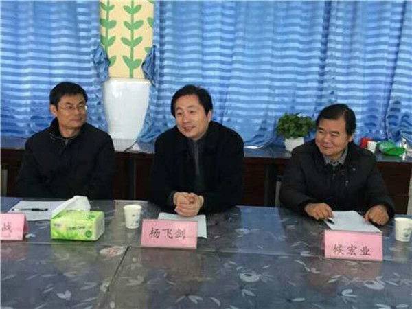 郑州师院初等教育学院党支部书记刘世战在登封市教体局局长杨飞剑的