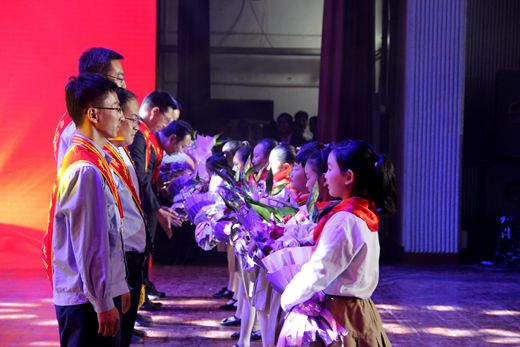 二七区幸福路小学助力郑州市青年五四奖章颁奖典礼