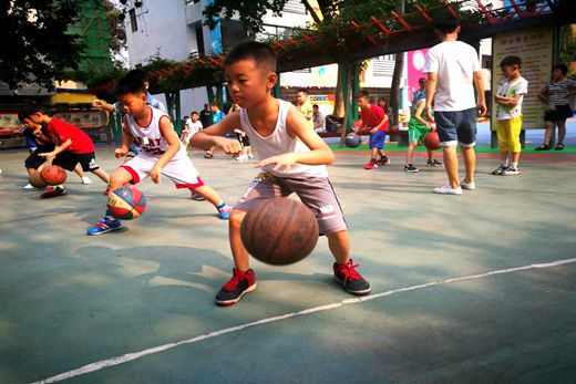 6月26日上午,二七区幸福路小学篮球暑假班开始训练,孩子们在篮球场上