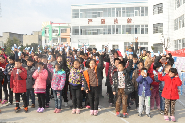 宋留均,蒙牛乳业登封地区负责人张朝辉等一行4人来到登封市聋哑学校