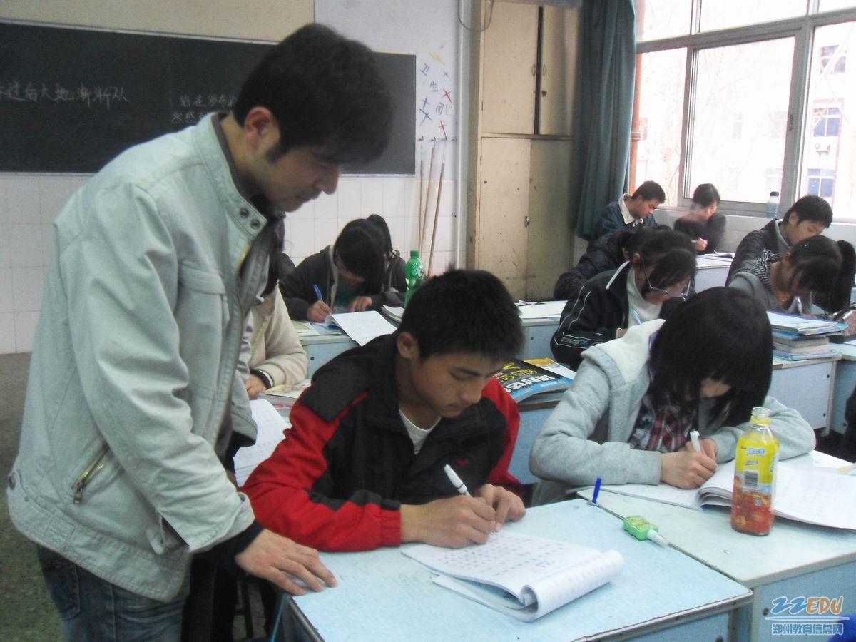 刘鹏老师指导初二10班学生练字