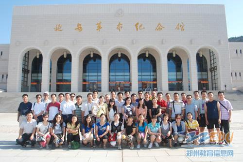 郑州四中党员追忆峥嵘岁月 感受红色教育_教育