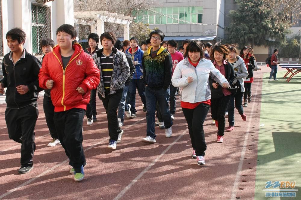 金融学校学生课间跑步