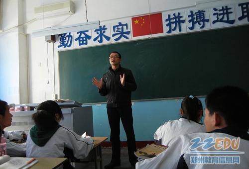郑州一中援疆支教语文教师刘哲在为哈密市八中高一学生上课