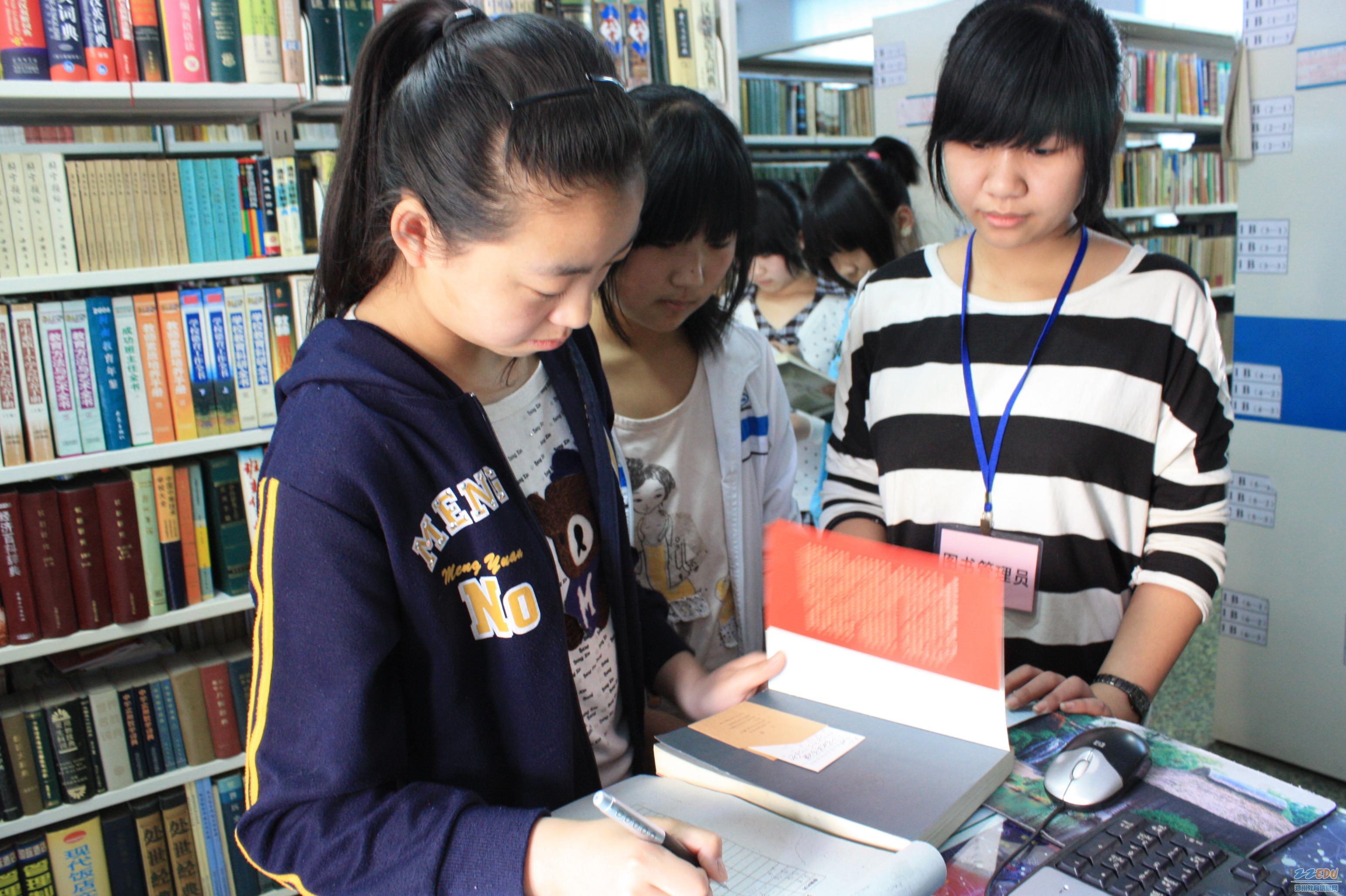 18中]+学生管理员校图书馆持证上岗+_+新闻