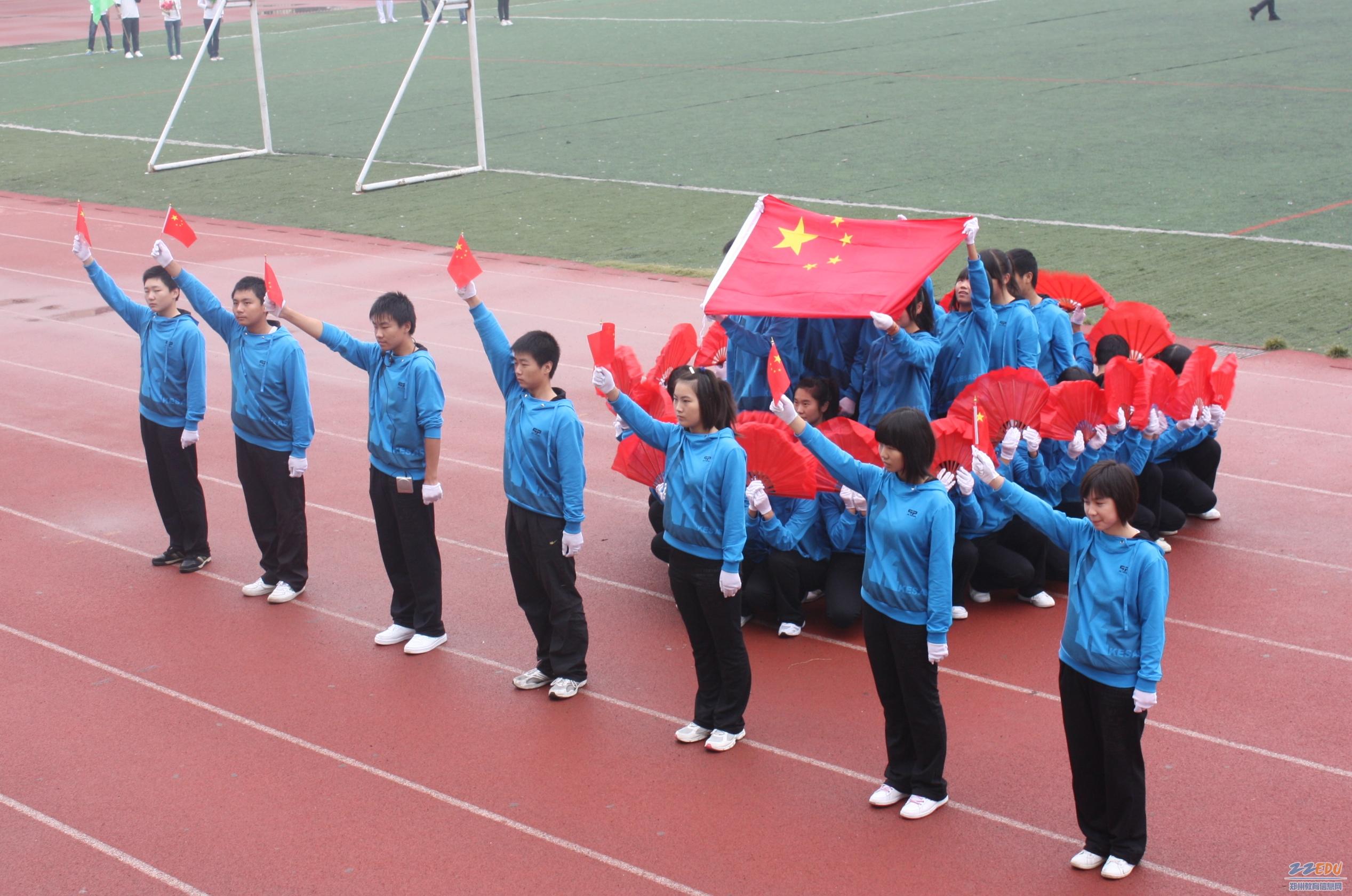 郑州十八中运动会现场,学生方阵摆出的"心向祖国"造型.