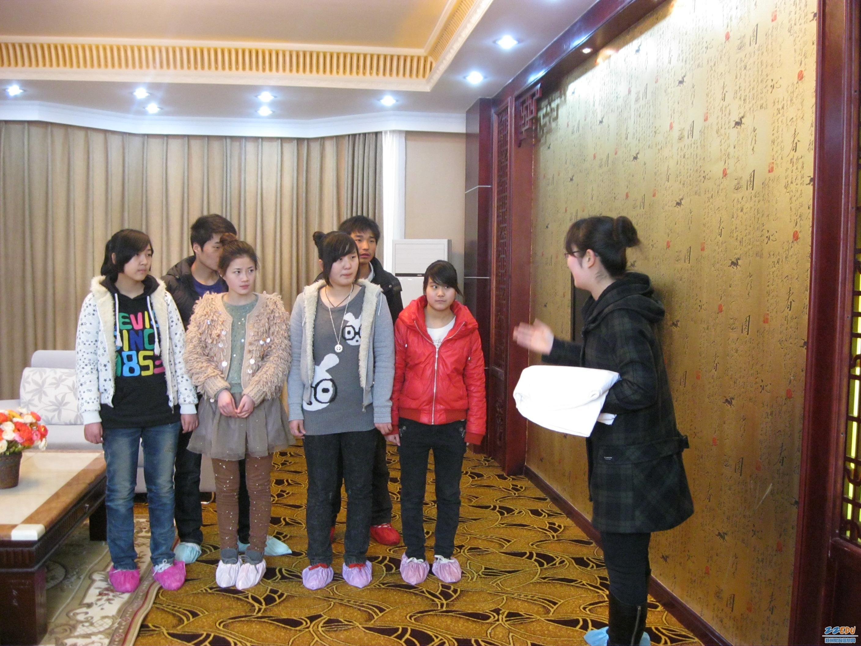 来到郑州市财贸学校参观了该校酒管专业--中西