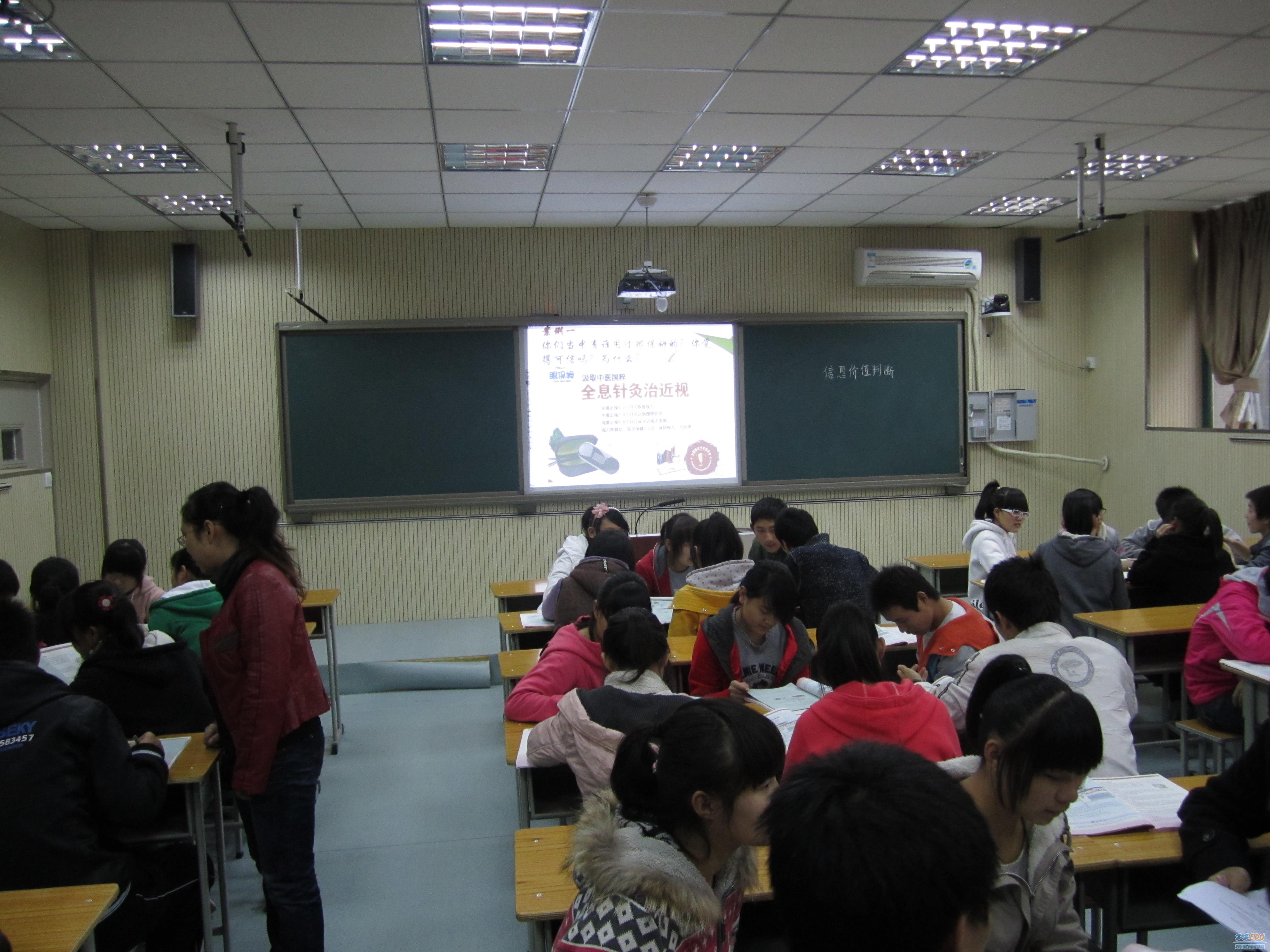 录播教室里学生开展小组合作学习