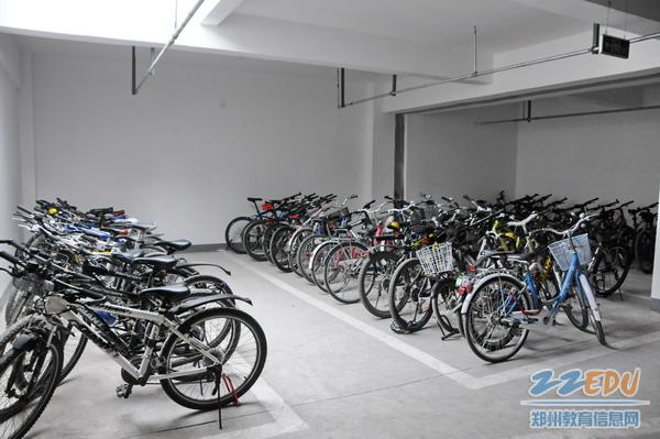 [7中] 学生自行车入地下停车场