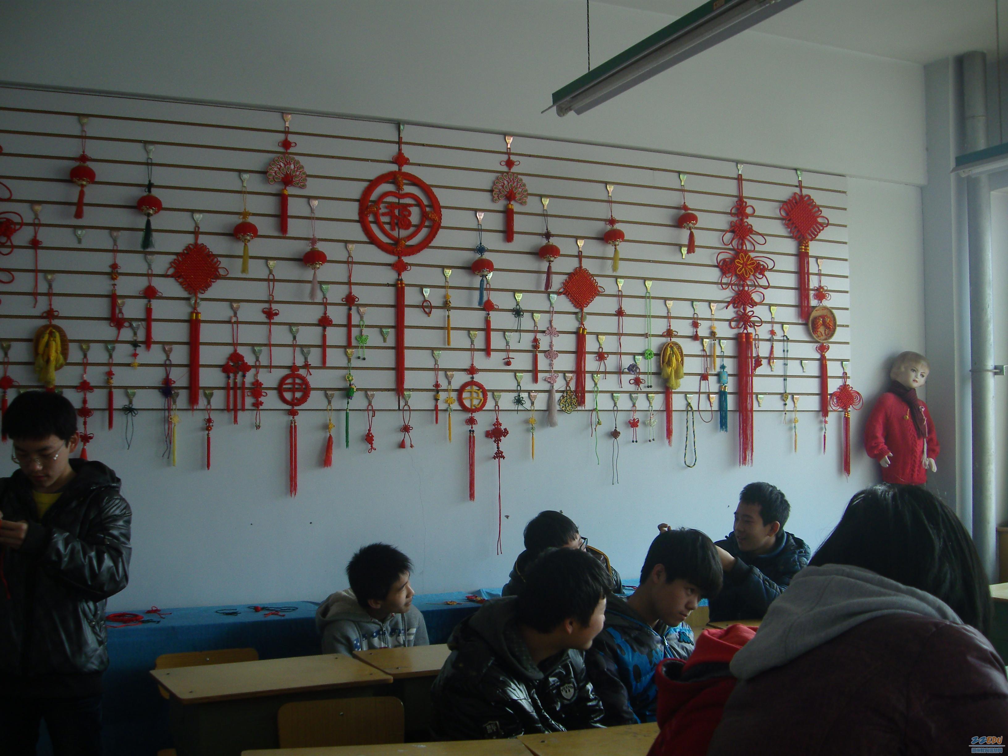 校内动态 站内新闻 手工编织教室内,张清菊老师在手把手地教学生学习