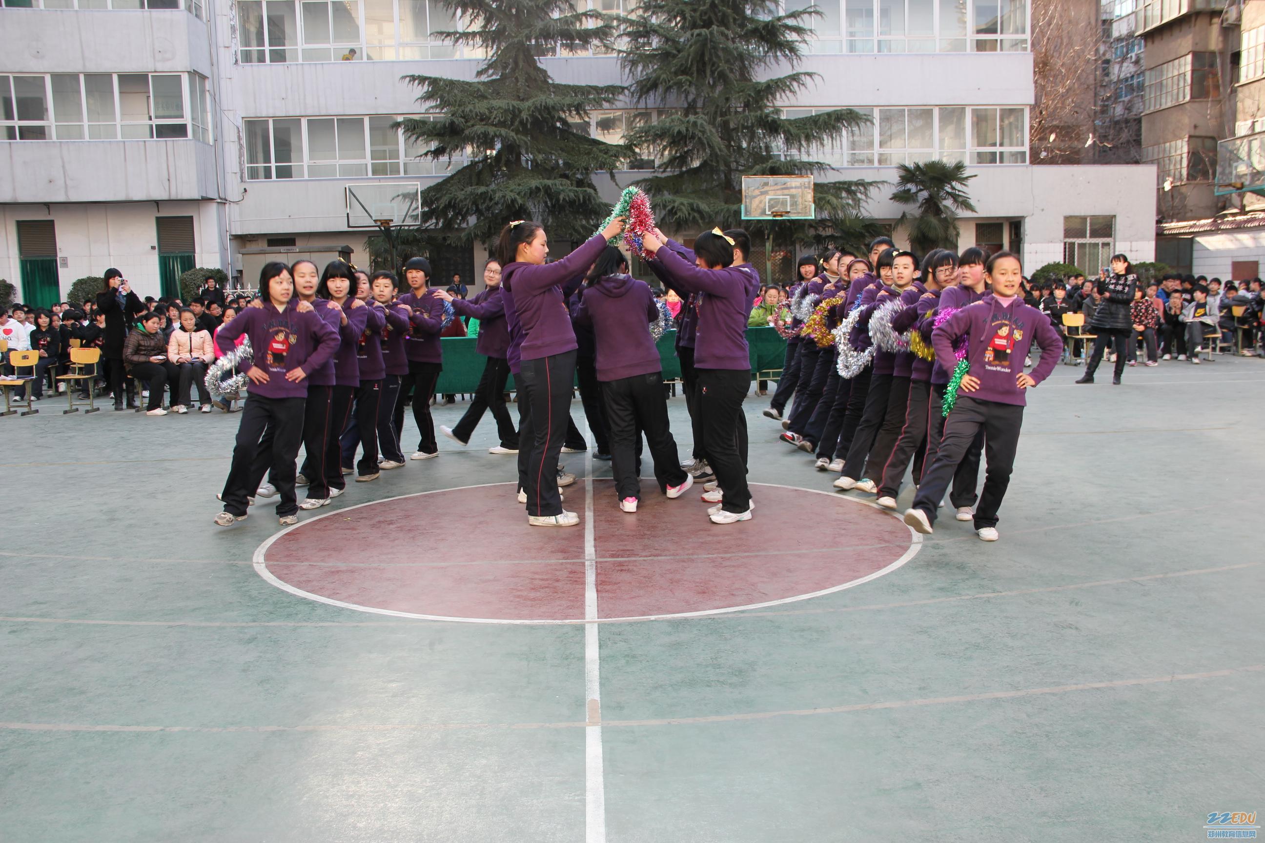 韩国女团七年<em>一班</em>有一个mv穿的白色 <em>裙子</em> 【德