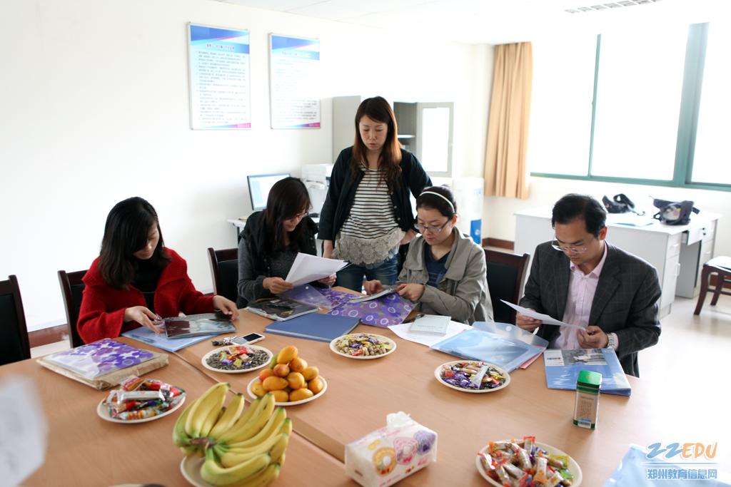 <em>贾颖</em>名师工作室共同研讨特色文化建设