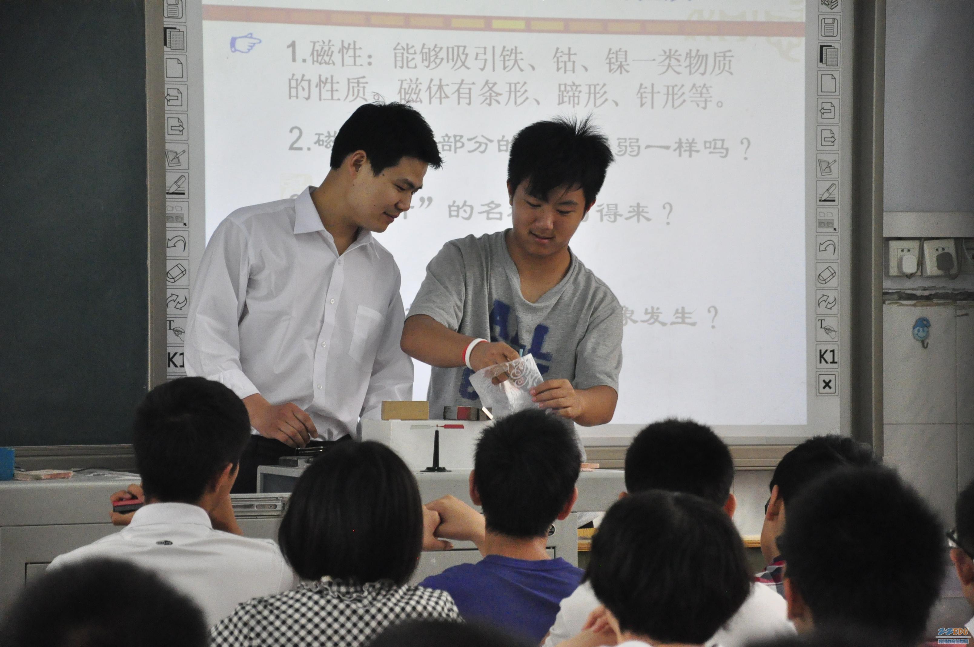 物理教师王旭阳在上公开课