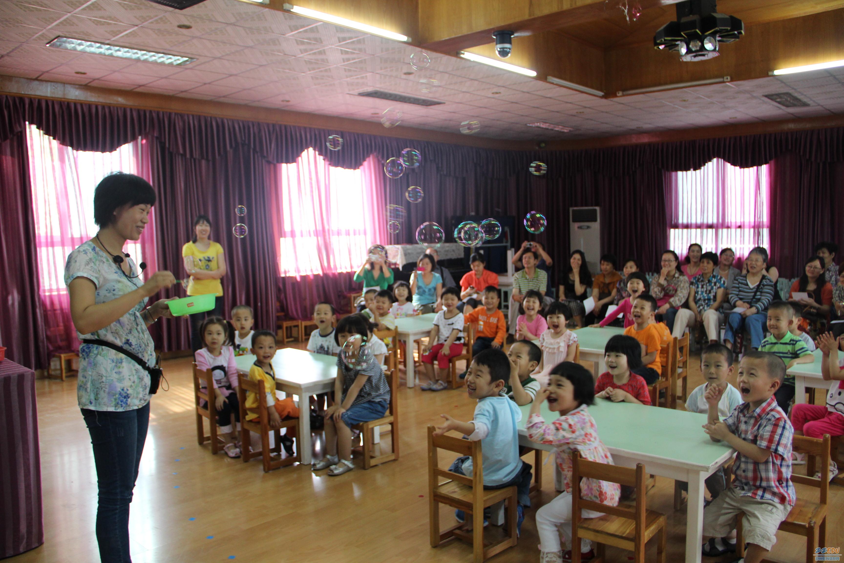 小班科学活动《吹泡泡》