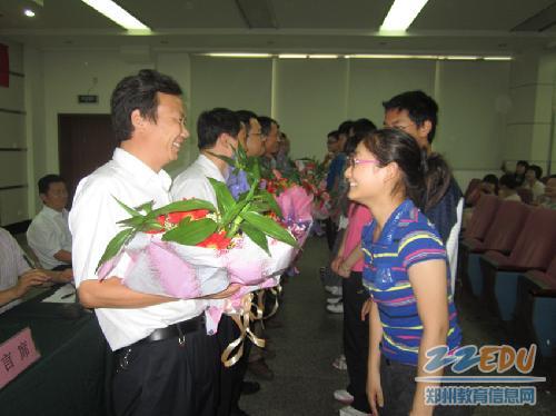 [47中] 宏志班毕业生感念母校深情厚谊 _ 新闻中