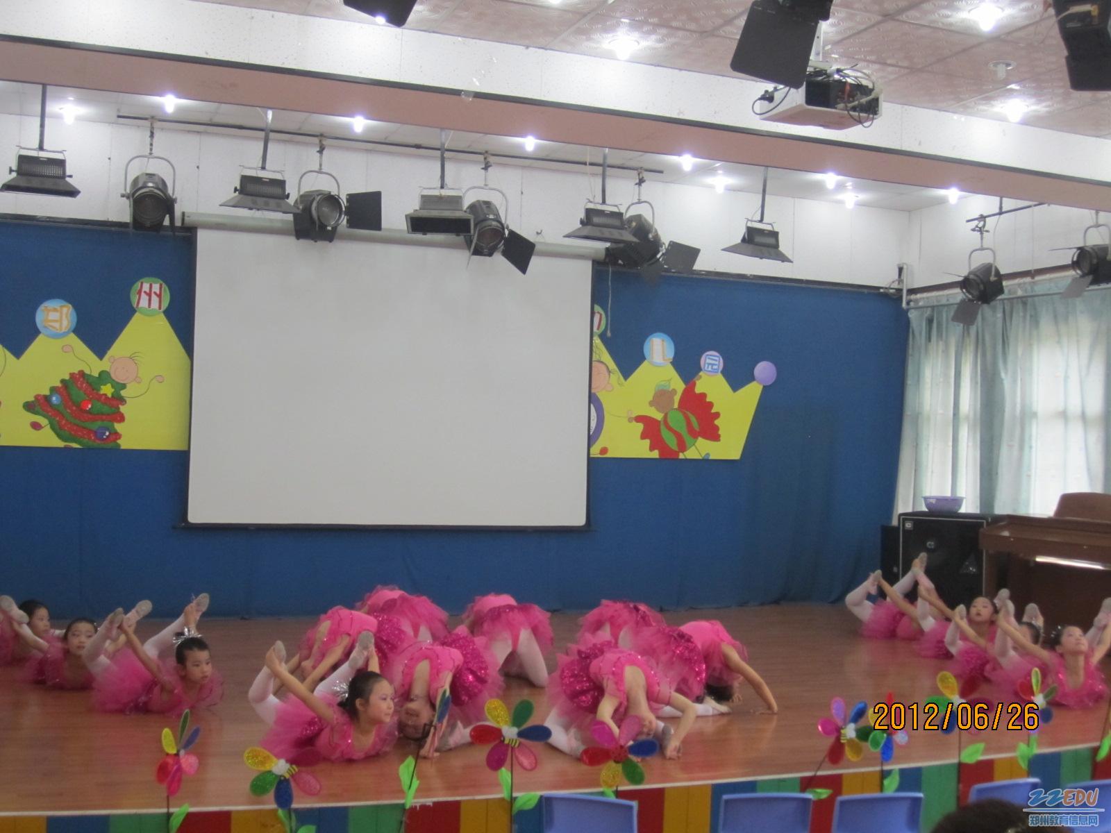 郑州市/苗苗二班小女孩们的舞蹈表演，展示了扎实的基本功。