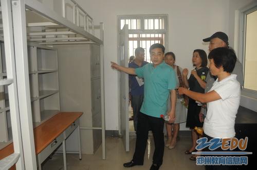 来到新疆部综合楼现场实地查看,现场办公解决工程尾期存在的细节问题