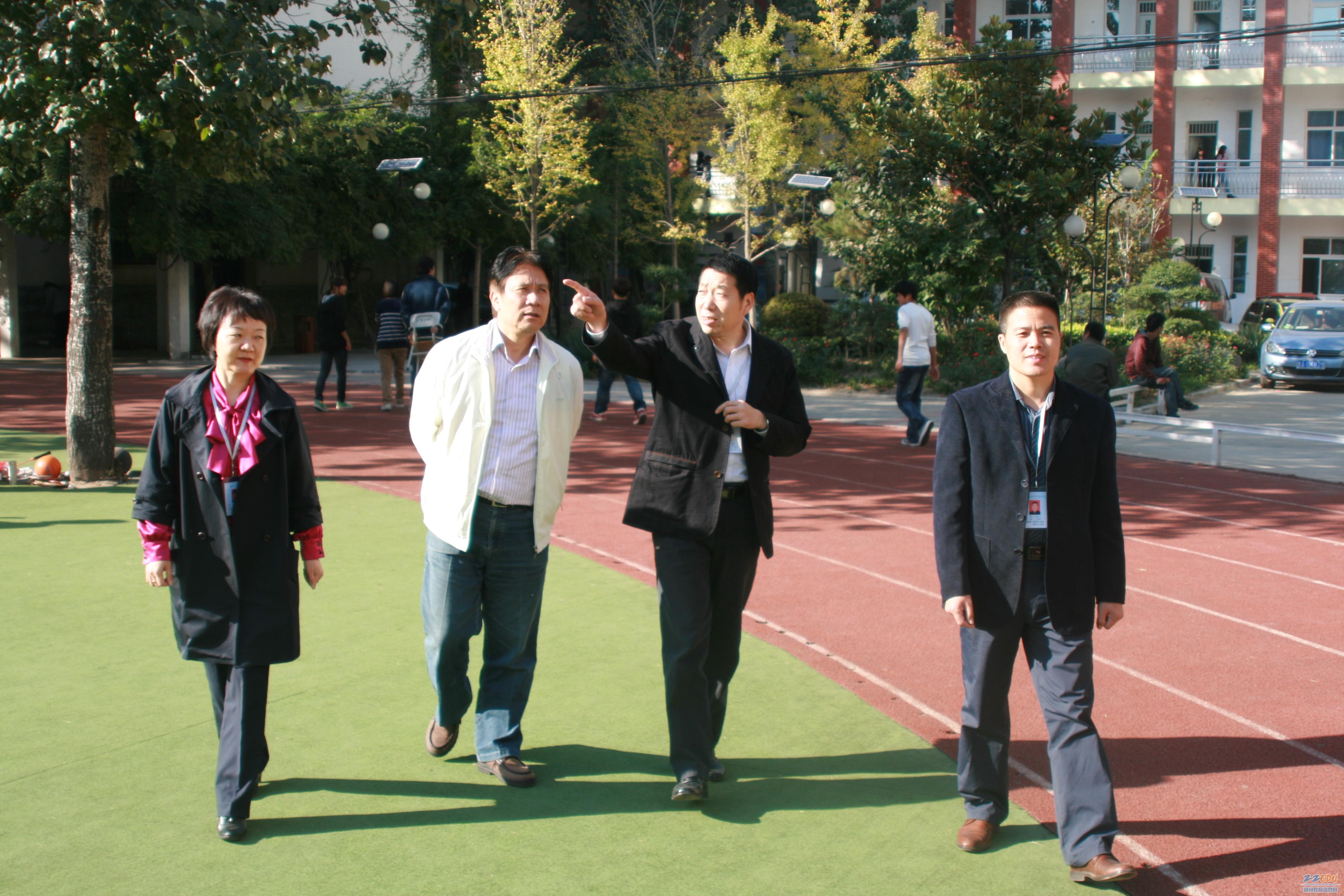 郑州市金融学校校长司书举陪同原浙江衢州第二中学徐建平校长参观校园