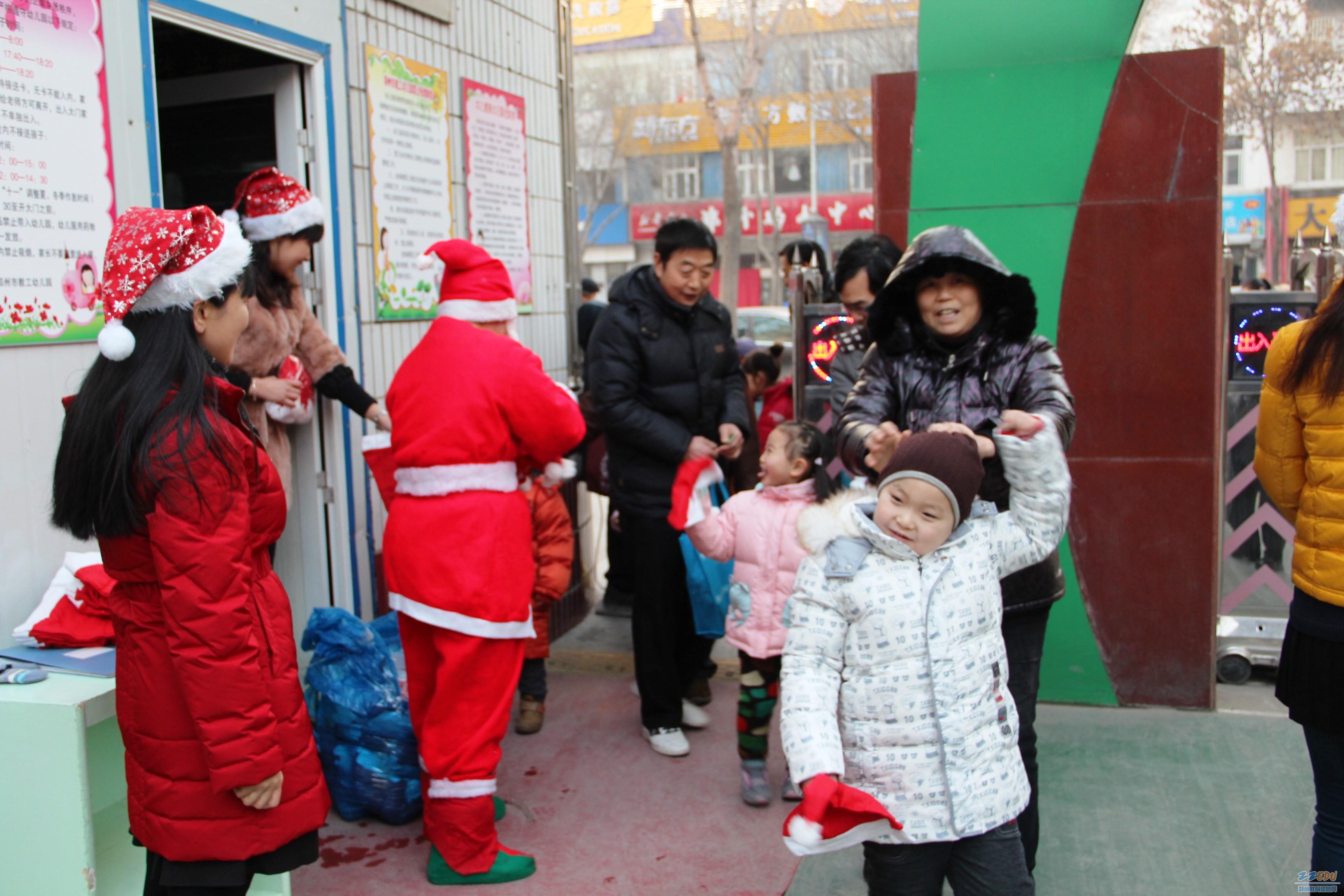 [教工幼儿园] 小朋友欢天喜地迎新年