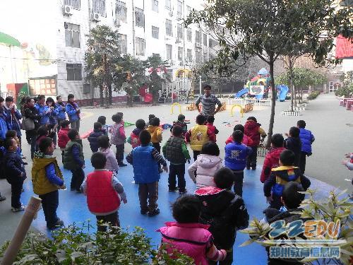 男教师为教工幼儿园带来阳刚教育