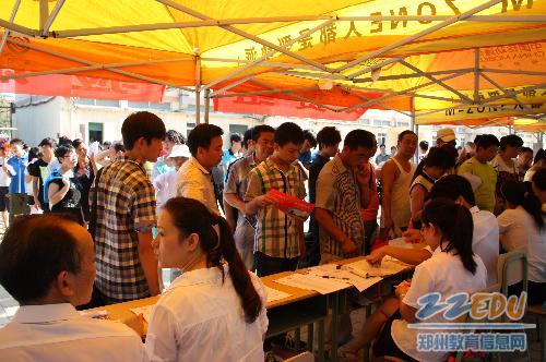 郑州市财贸学校新生报到工作拉开帷幕