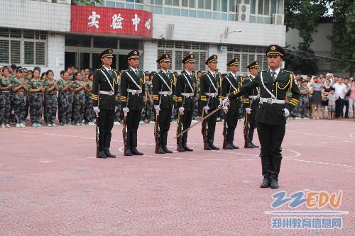 郑州市信息技术学校举行新生军训会操表演