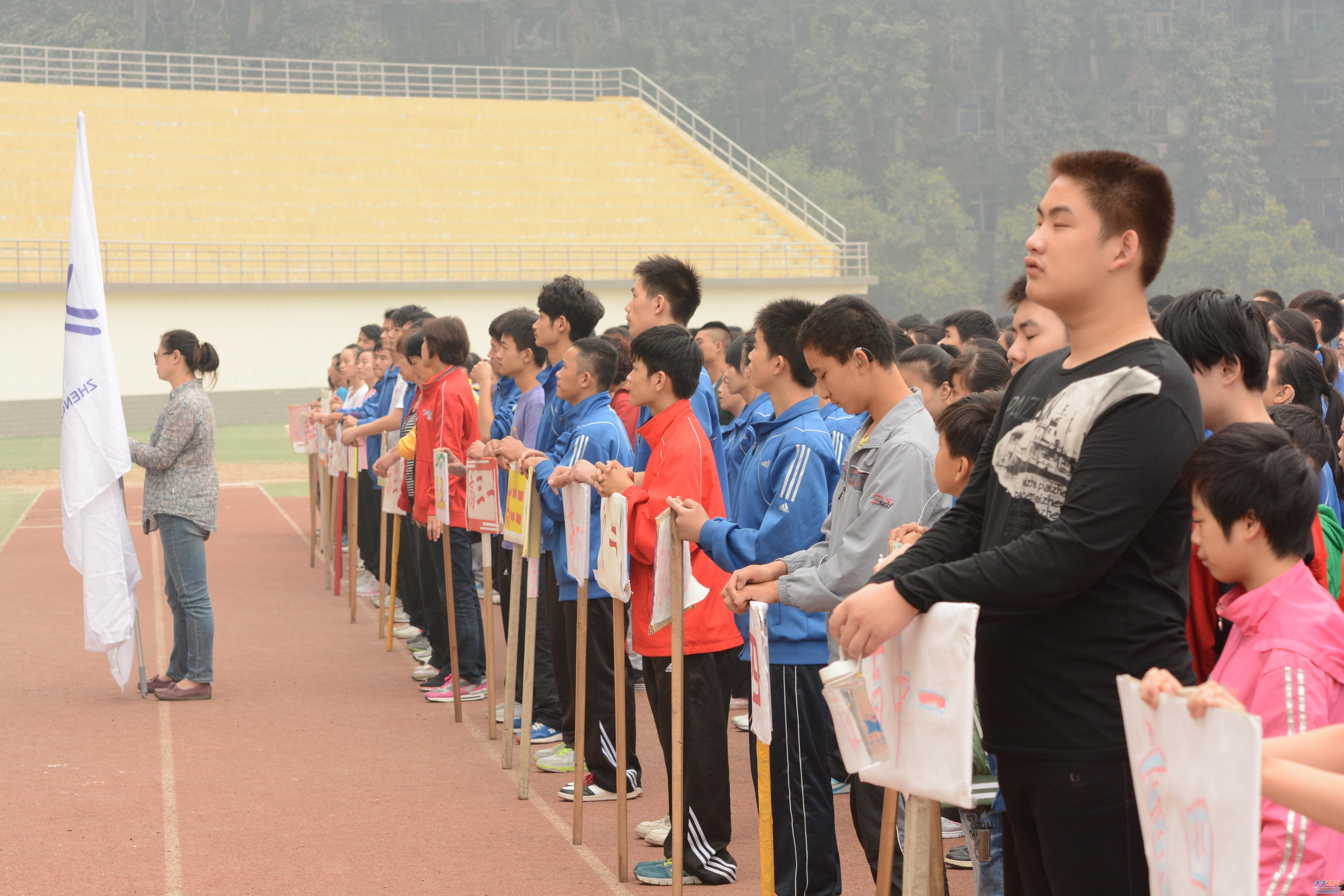 郑州市盲聋哑学校演绎"运动场上的师生情"